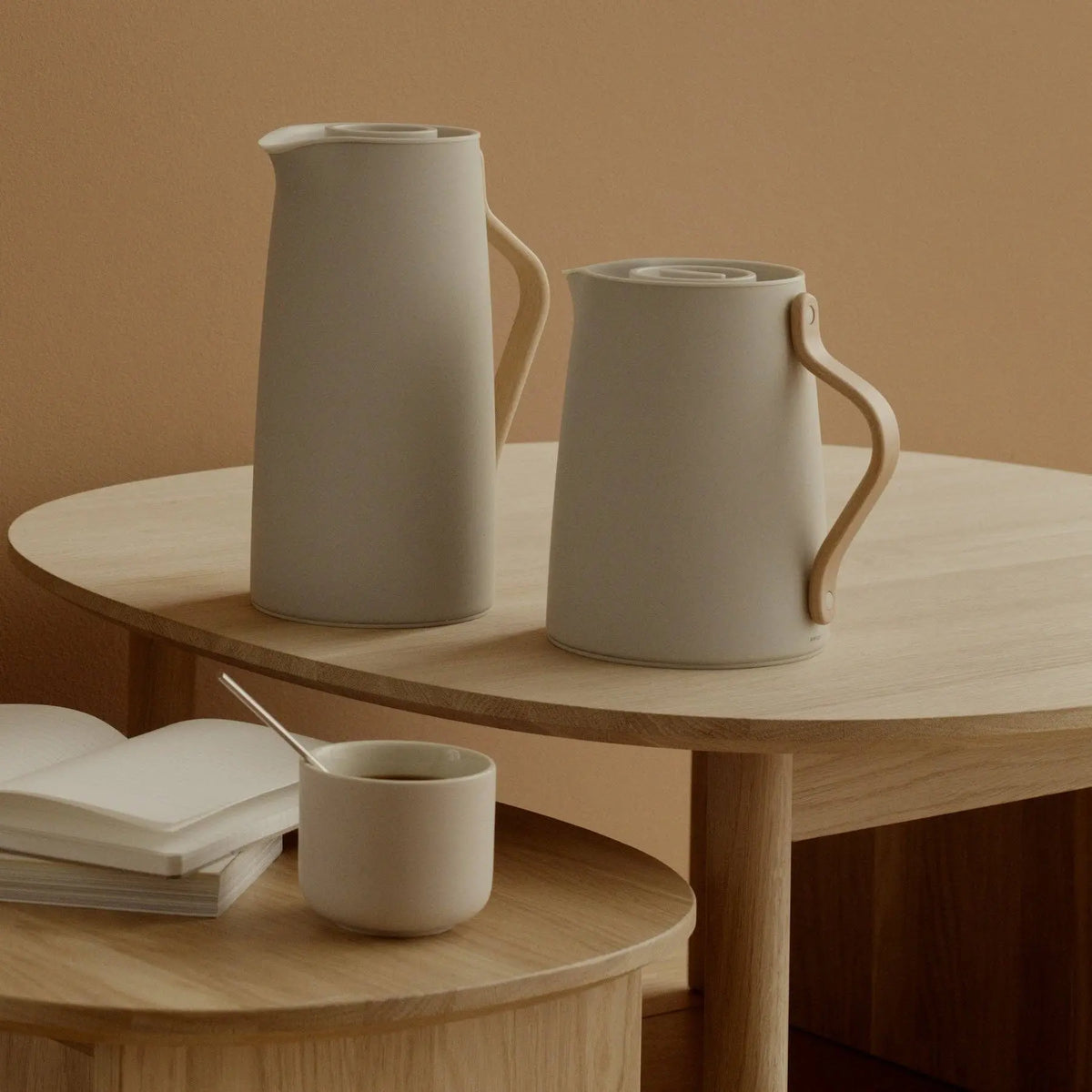 Emma vacuum jug, coffee 1.2 L - sand Studio Nordhaven