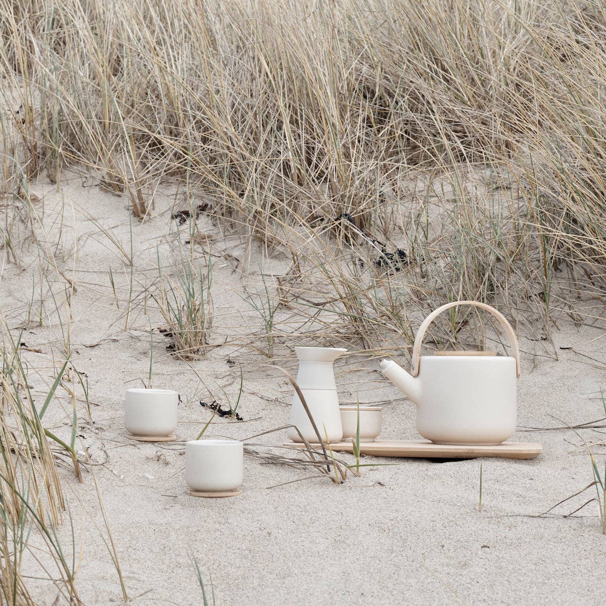 Theo cup, with coaster/lid - sand Studio Nordhaven