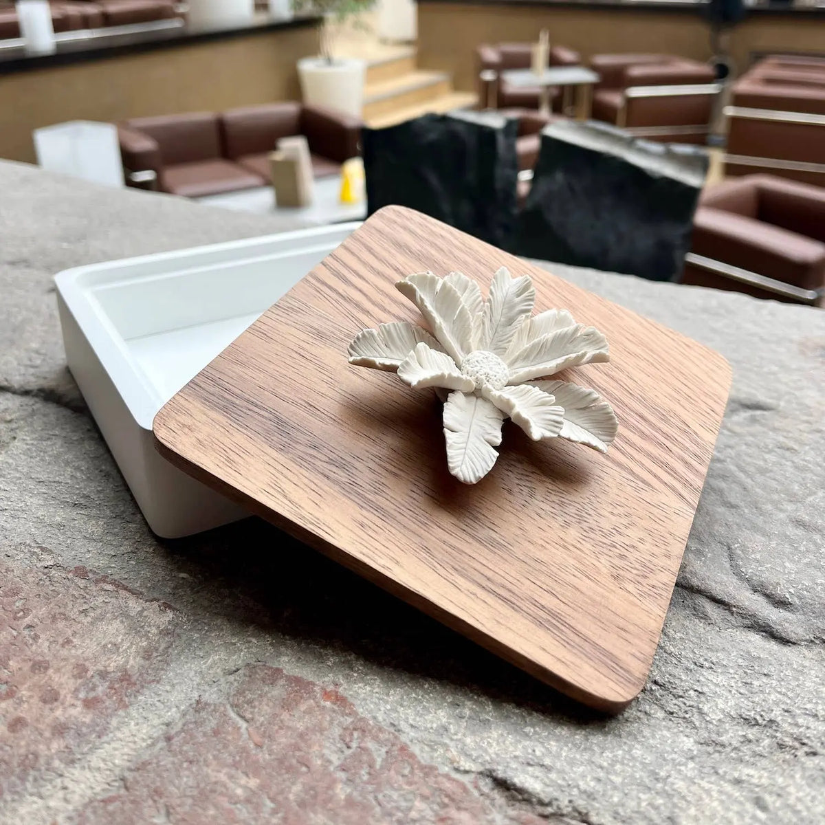 LUXOR 15 cm wooden box with lid and porcelain flower Anoq