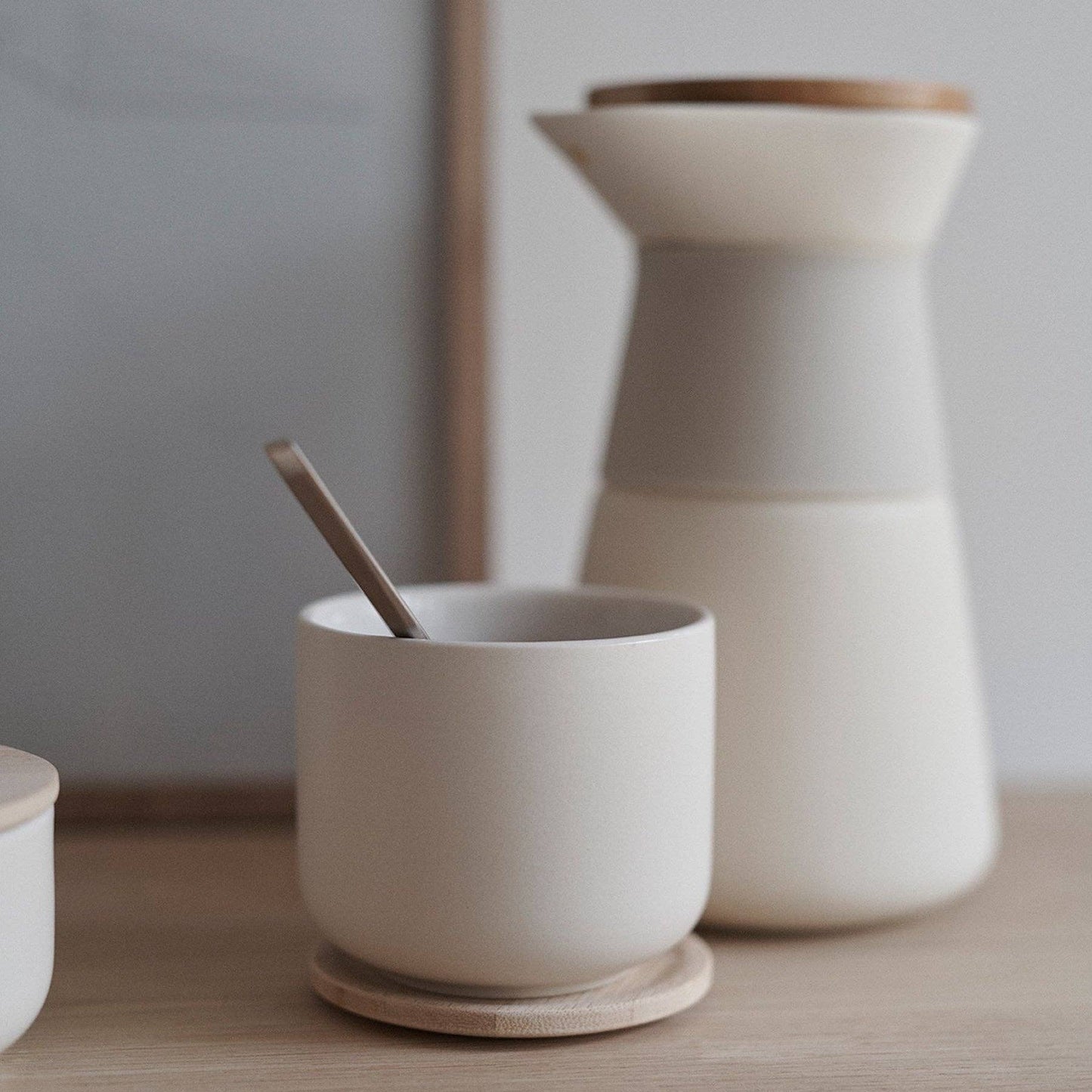 Theo cup, with coaster/lid - sand Studio Nordhaven