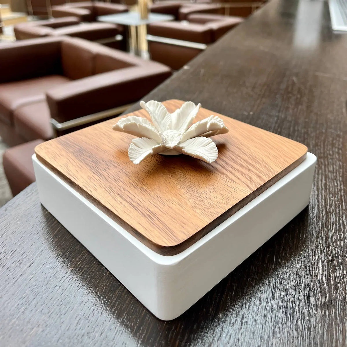 LUXOR 15 cm wooden box with lid and porcelain flower Anoq
