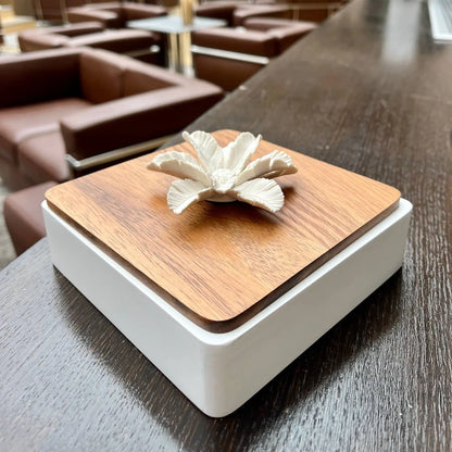 LUXOR 15 cm wooden box with lid and porcelain flower Anoq