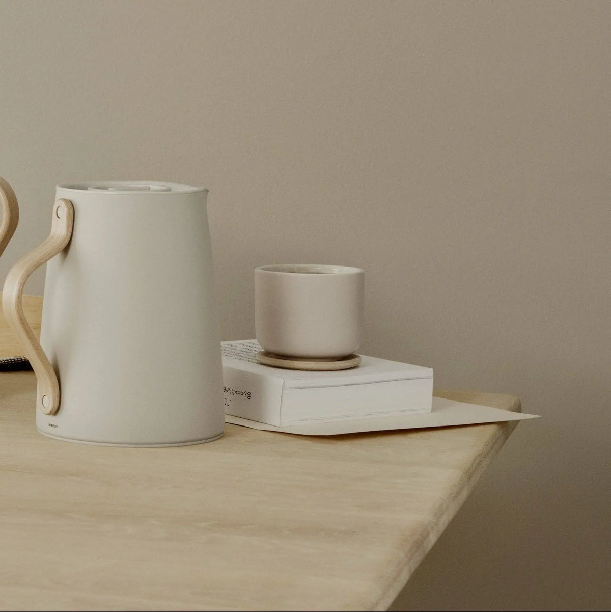 Emma vacuum jug with tea brewer - 1 L - soft sand Studio Nordhaven